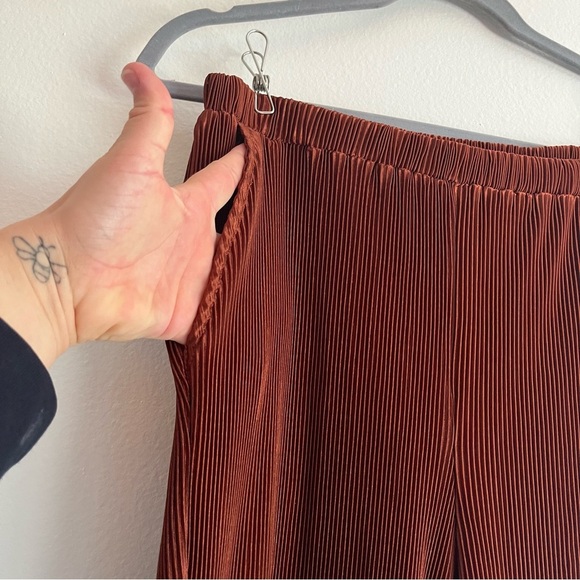 Gilli Cinnamon Plisse Hem Satin Blouse and Pant Lettuce Hem Set Size Medium - Picture 14 of 16